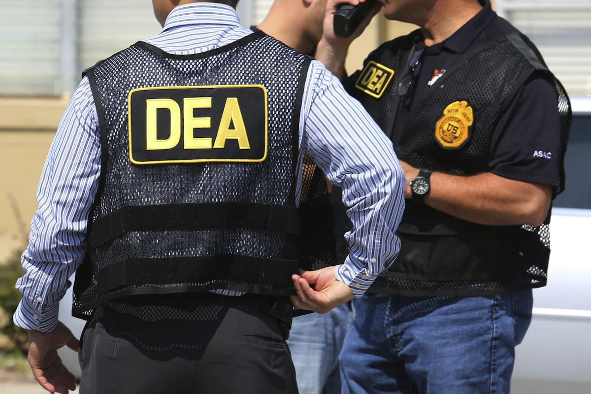 Agentes de la DEA durante un operativo