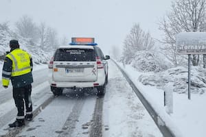 Agentes de la Guardia Civil en el Puerto de Tornavaca, zona afectada por la anterior borrasca, denominada Nelson