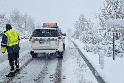 Agentes de la Guardia Civil en el Puerto de Tornavaca, zona afectada por la anterior borrasca, denominada Nelson