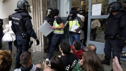 Agentes de la Guardia Civil española retiran urnas de uno de los centros de votación dispuestos para el referéndum de 2017 (Archivo)