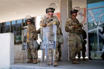 Agentes de la Guardia Nacional de California vigilan cerca del centro de detención metropolitano el lunes 9 de junio de 2025