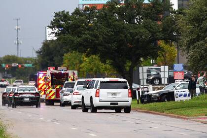 Agentes de la ley y personal de emergencias responden cerca de la escena de un tiroteo en una instalación de detención del Servicio de Inmigración y Control de Aduanas (ICE) de Estados Unidos en Dallas, Texas, el 24 de septiembre de 2025.