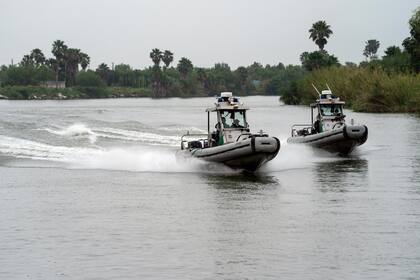 Agentes de la Patrulla Fronteriza de EEUU navegan por el río Bravo (o Grande) en Mission, Texas (AP Foto/Veronica G. Cardenas)