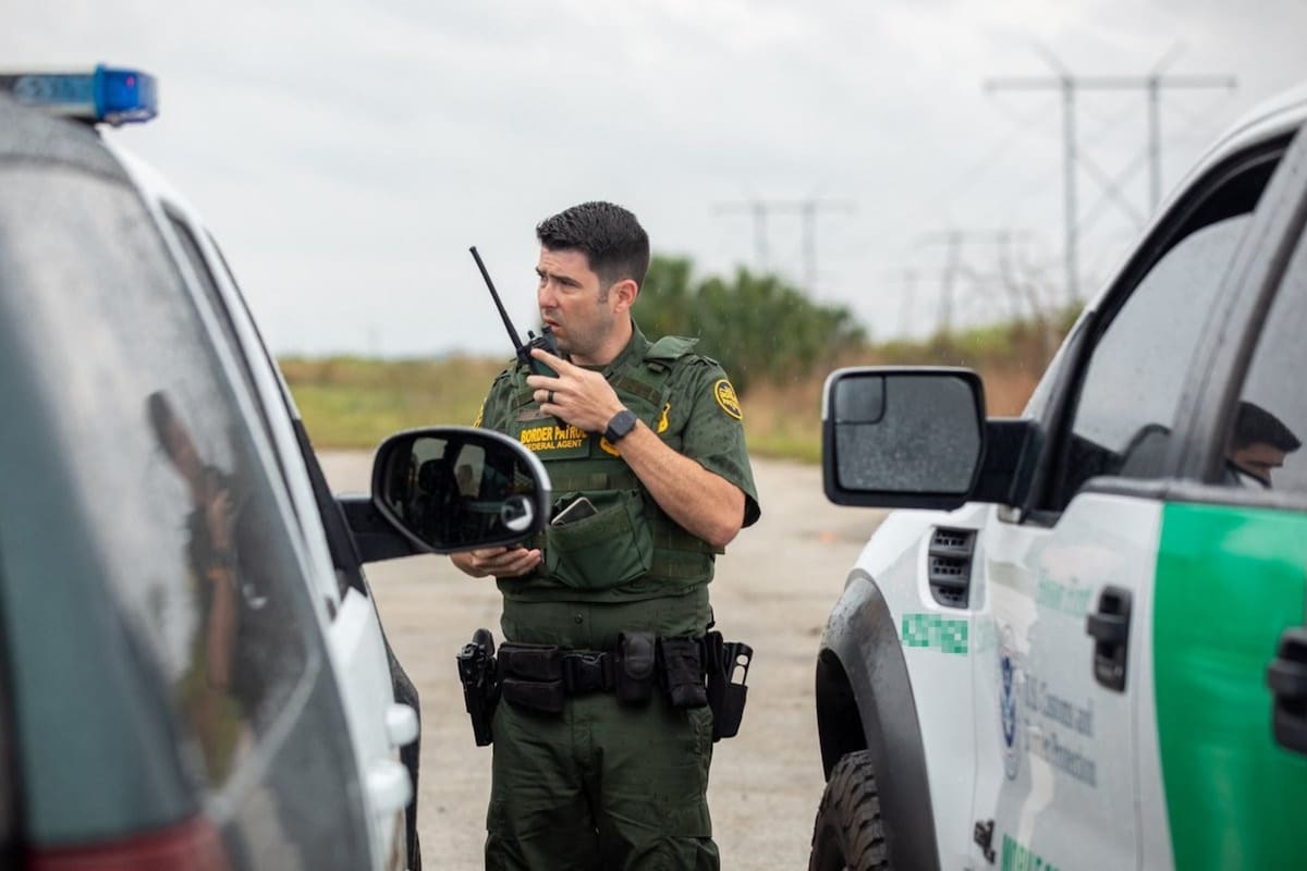 Agentes de la patrulla fronteriza detuvieron a dos jóvenes que intentaban pasar algo ilegal (Foto ilustrativa)