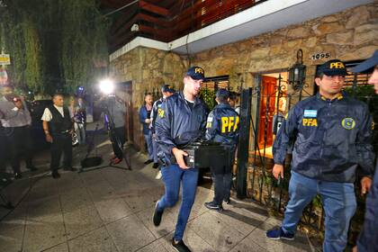 Agentes de la PFA en el domicilio de Alberto Samid