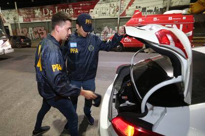 Agentes de la PFA en el domicilio de Alberto Samid