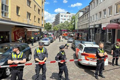 Agentes de la policía acordonan una zona cerca de Reeperbahn, Hamburgo, Alemania, el 16 de junio de 2024 tras un incidente. (Steven Hutchings/dpa via AP)