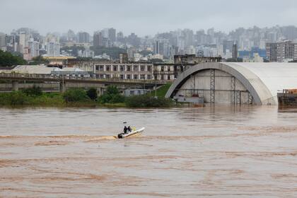 Agentes de la Policía Ambiental navegan por el río Jacuí este viernes 3 de mayo, en la ciudad de Porto Alegre. EFE/ Isaac Fontana