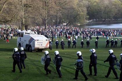 Agentes de la policía belga rodean a los transeúntes en el parque Bois de la Cambre