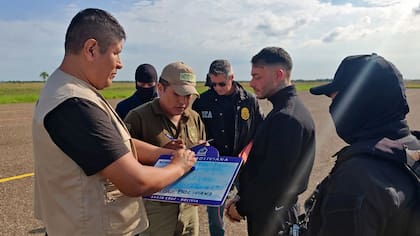 Agentes de la policía boliviana y de la DEA poco antes de la extradición de Sebastián Marset hacia los Estados Unidos