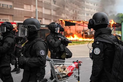 Agentes de la Policía de Francia en las protestas contra la violencia policial