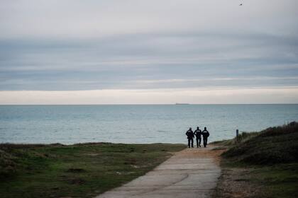 Agentes de la policía de Francia patrullan por una playa en busca de migrantes, en Wimereux, en el norte de Francia, el 17 de noviembre de 2021. (AP Foto/Louis Witter, archivo)
