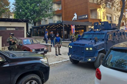 Agentes de la policía de Kosovo registran un restaurante y un edificio en la parte norte de la ciudad de Mitrovica, Kosovo, de mayoría serbia y dividida étnicamente, el viernes 29 de septiembre de 2023.