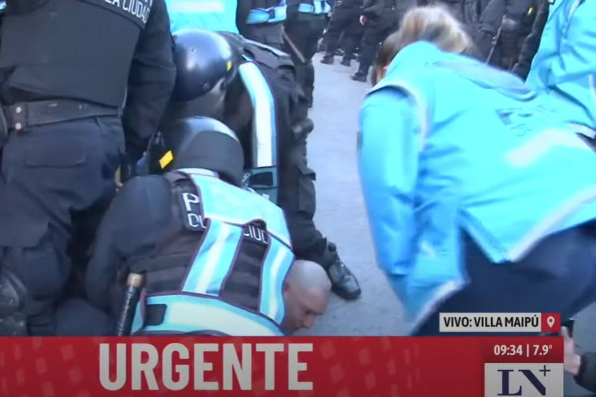 Agentes de la Policía de la Ciudad bloquean a manifestantes de ATE que quieren avanzar sobre la avenida General Paz