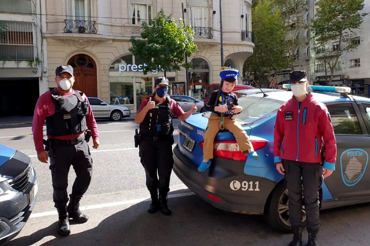 Agentes de la policía de la Ciudad saludaron a un niño por su cumpleaños