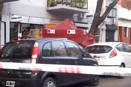 Agentes de la Policía de la Ciudad e integrantes del SAME trabajan en el lugar