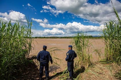 Agentes de la policía de Salta custodian un paso clandestino en la frontera con Bolivia; se trata de decenas de sendas no reguladas utilizadas por contrabandistas, traficantes y tratantes de personas. FOTO: LA NACION