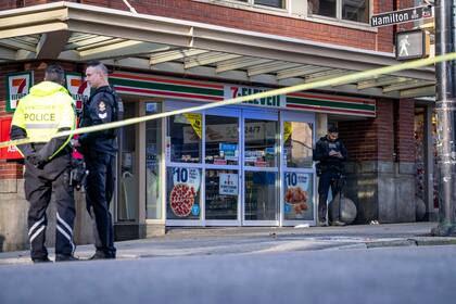 Agentes de la policía de Vancouver afuera de una escena del crimen en una tienda de 7-Eleven, el miércoles 4 de diciembre de 2024, en Vancouver, Canadá. (Ethan Cairns/The Canadian Press via AP)