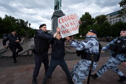 Agentes de la policía detienen a un manifestante con un letrero que dice: "Libertar para Alexei Navalny", en Moscú, Rusia, el domingo 4 de junio de 2023. (AP Foto)