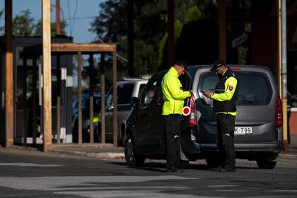 Agentes de la policía eslovena revisan un vehículo en la frontera con Hungría, en Sahu, Eslovenia, el jueves 5 de octubre de 2023. (AP Foto/Denes Erdos)