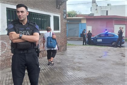Agentes de la Policía Federal custodian el ingreso en una escuela de Rosario