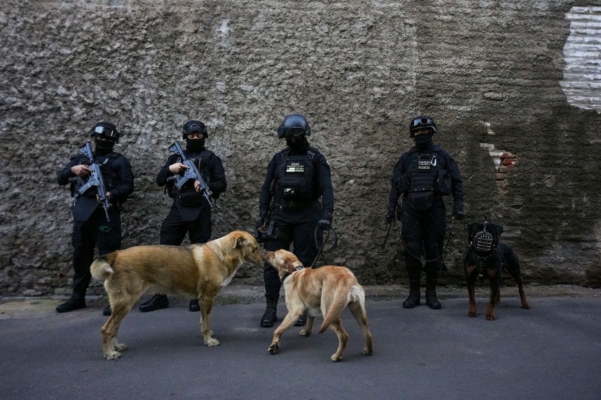 Agentes de la Policía Nacional chilena hacen guardia previo a una conferencia de prensa sobre la extradición desde Estados Unidos de miembros de la pandilla Tren de Aragua