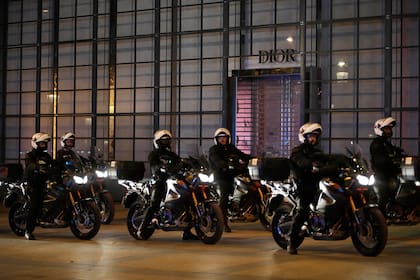 Agentes de la policía patrullan en motocicletas los Campos Elíseos en Paris, el sábado 1 de julio de 2023, debido a los disturbios de manifestantes que han durado varios días tras la muerte de un joven a manos de la policía. (AP Foto/Christophe Ena)