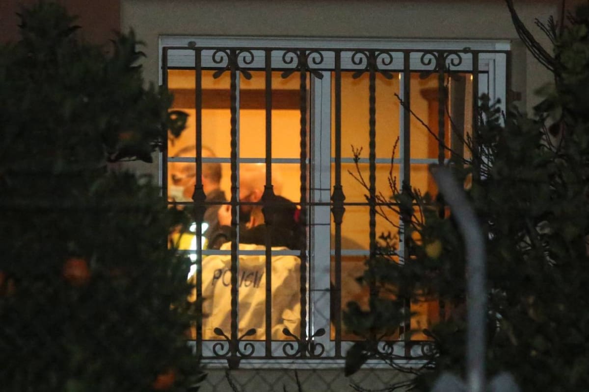 Agentes de la policía revisan el interior de la vivienda donde se produjeron los crímenes, en el municipio de Elche