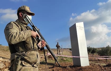 Agentes de la policía turca custodian un monolito, encontrado en un campo abierto cerca de Sanliurfa, sureste de Turquía, el domingo 7 de febrero de 2021