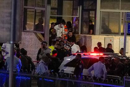 Agentes de la policía y paramédicos de Israel evacúan a una persona de un puesto de control fronterizo en la Ciudad Vieja de Jerusalén, el domingo 8 de mayo de 2022. (AP Foto/Maya Alleruzzo)