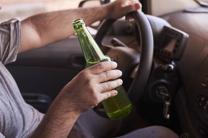 Agentes de la Unidad de Investigaciones Especiales realizan controles de sobriedad para prevenir incidentes de DWI en Nuevo México