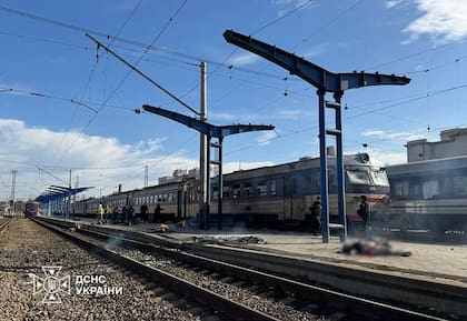 Agentes de las fuerzas del orden ucranianas trabajan en el lugar de un ataque aéreo contra la estación de tren de Dnipro