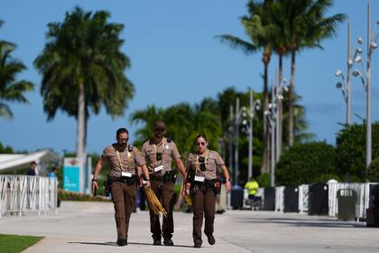 Agentes de Miami-Dade tuvieron que acudir a una escuela secundaria tras un reporte falso de un tirador