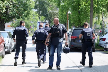 Agentes de Policía acuden al lugar del tiroteo en una escuela en Graz (Kleine Zeitung via AP)