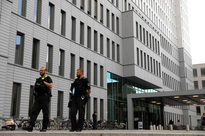 Agentes de policía alemanes hacen guardia frente al hospital Charite de Berlín el 24 de agosto de 2020, donde Alexei Navalny recibe tratamiento después de su evacuación médica a Alemania tras una intoxicación