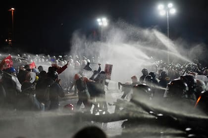 Agentes de policía antimotines chocan con manifestantes durante una protesta tras el arresto y envío a prisión del alcalde de Estambul, Ekrem Imamoglu, en Estambul, Turquía, el domingo 23 de marzo de 2025