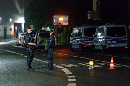 Agentes de policía bloquean una calle en el centro de la ciudad durante una operación policial para custodiar un edificio de la comunidad judía, en Hagen, Alemania, el 16 de septiembre de 2021. (Henning Kaiser/dpa via AP)