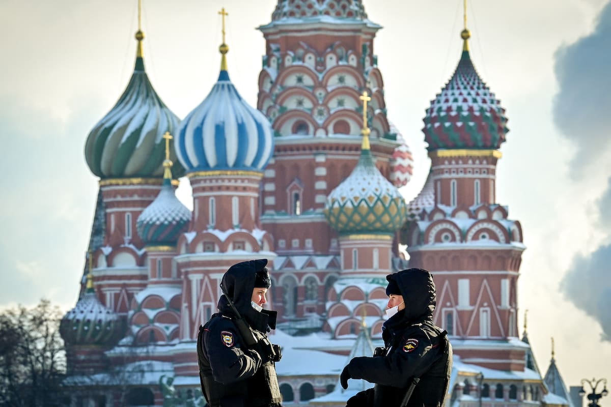 Agentes de policía con máscaras faciales para protegerse contra el coronavirus patrulla frente a la catedral de San Basilio en la Plaza Roja en Moscú, Rusia, durante un día helado el 18 de febrero de 2021