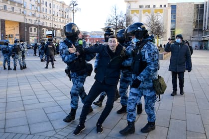Agentes de policía detienen a un hombre durante una protesta contra la invasión rusa de Ucrania en el centro de Moscú (Foto de Alexander NEMENOV / AFP)