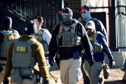 Agentes de policía durante una redada en un complejo de apartamentos en el este de Denver, Colorado, el miércoles 5 de febrero de 2025. (AP Foto/David Zalubowski)
