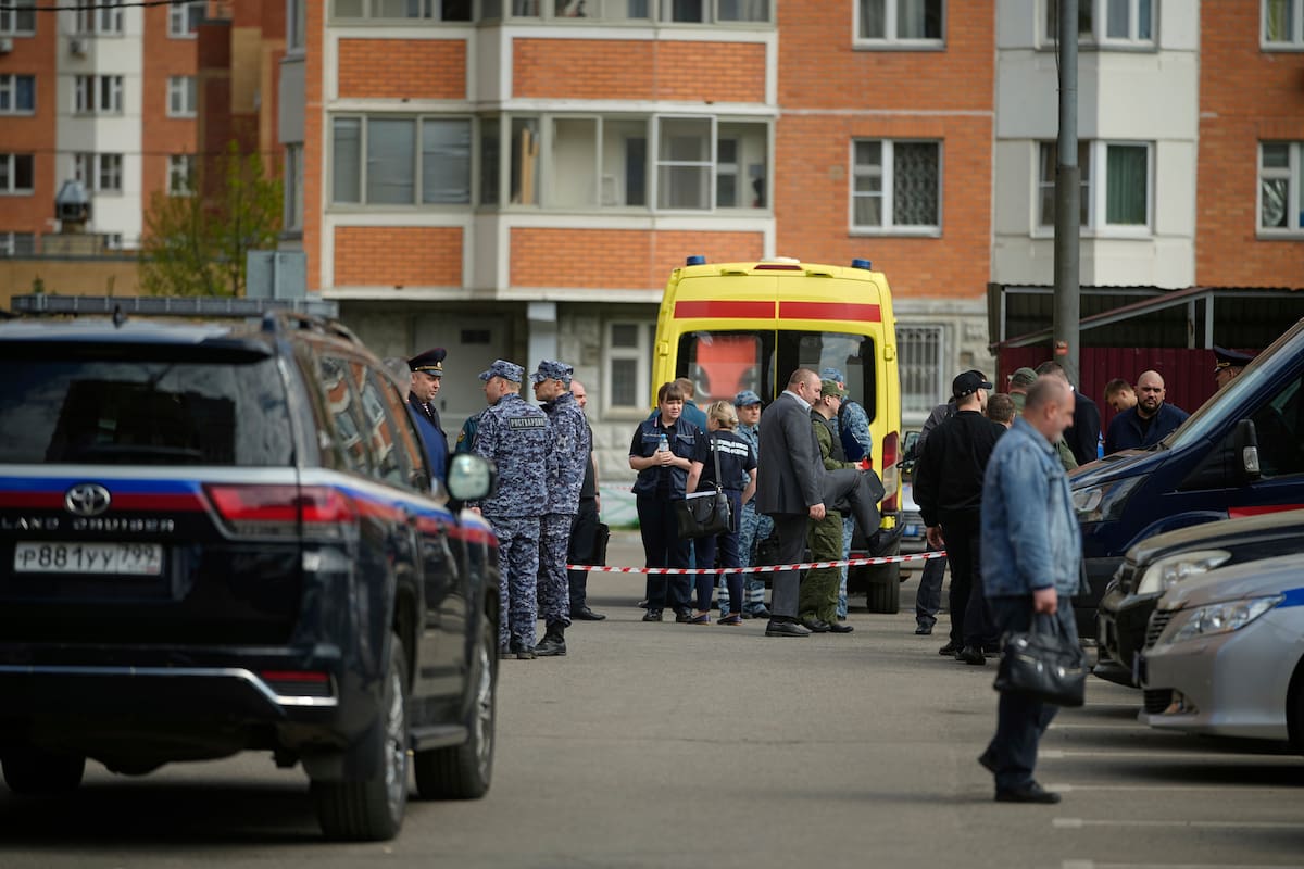 Agentes de policía e investigadores trabajan en la escena de un atentado que acabó con la vida del teniente general Yaroslav Moskalik, en Balashikha, a las afueras de Moscú, Rusia, el 25 de abril de 2025.