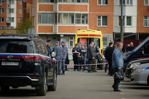 Agentes de policía e investigadores trabajan en la escena de un atentado que acabó con la vida del teniente general Yaroslav Moskalik, en Balashikha, a las afueras de Moscú, Rusia, el 25 de abril de 2025.