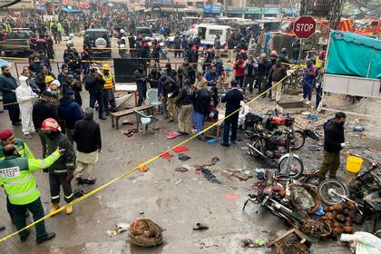 Agentes de policía investigan el lugar donde explotó una bomba en Lahore, Pakistán, el jueves 20 de enero de 2022.  (AP Foto/K.M. Chaudary)