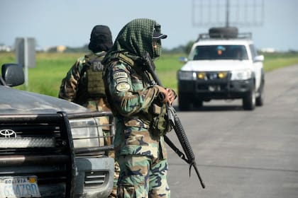 Agentes de policía montan guardia en el aeropuerto de Viru Viru, en Santa Cruz, Bolivia, donde, según informes, es trasladado el presunto narcotraficante uruguayo Sebastián Marset