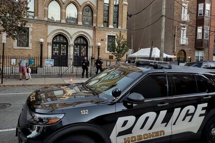 Agentes de policía montan guardia frente a la sinagiga de Hoboken, Nueva Jersey, 3 de noviembre de 2022. Un hombre ha sido acusado de amenazar sinagogas y otras instituciones judías. (AP Foto/Ryan Kryska)