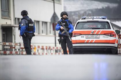 Agentes de policía resguardan una zona donde se registró un tiroteo, en Sion, Suiza, el lunes 11 de diciembre de 2023. (Louis Dasselborne/Keystone vía AP)