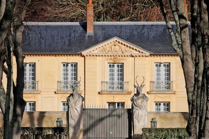 Agentes de policía vigilan La Lanterne, una residencia presidencial en Versalles, en las afueras de París, donde Emmanuel Macron se encuentra aislado por contraer coronavirus