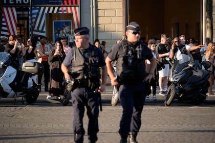Agentes de policía vigilan la zona de la avenida de los Campos Elíseos donde se produjo un apuñalamiento, el jueves 18 de julio 2024, en París. (Foto AP/David Goldman)