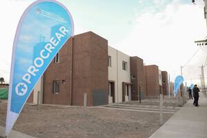 Agentes de Superintendencia de Investigaciones ingresaron este martes a la vivienda del falso gestor, y encontraron importante material probatorio, entre el que destacaban formularios en blanco de Procrear y distintos sellos, entre ellos del Banco Hipotecario, además de teléfonos celulares y documentación relacionada a la investigación