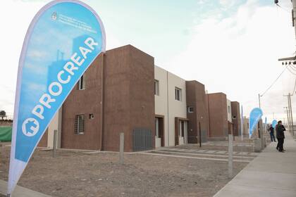 Agentes de Superintendencia de Investigaciones ingresaron este martes a la vivienda del falso gestor, y encontraron importante material probatorio, entre el que destacaban formularios en blanco de Procrear y distintos sellos, entre ellos del Banco Hipotecario, además de teléfonos celulares y documentación relacionada a la investigación